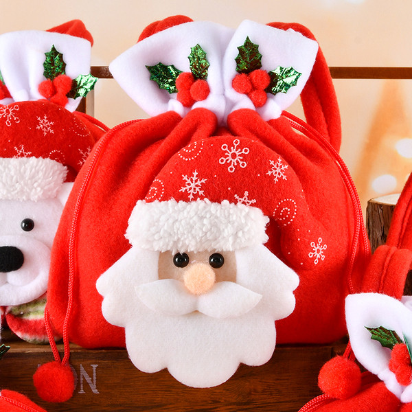 Karácsonyi ajándéktáska különféle 3D-s dekorációkkal és nyakkendőkkel