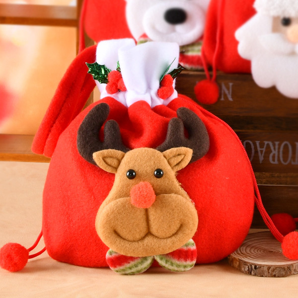 Karácsonyi ajándéktáska különféle 3D-s dekorációkkal és nyakkendőkkel