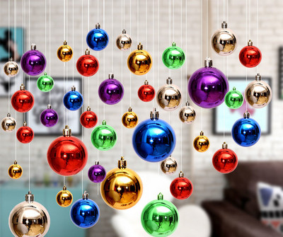 Κρεμαστή Χριστουγεννιάτικη διακόσμηση με 24 μπάλες διαφορετικών μεγεθών