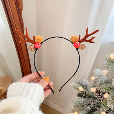 Dekoratív karácsonyi hajkoszorú 3D elemekkel, különböző modellekben