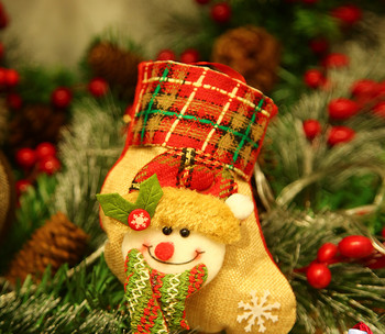 Μικρή διακοσμητική Χριστουγεννιάτικη κάλτσα με διάφορες τρισδιάστατες διακοσμήσεις