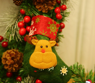 Kis dekoratív karácsonyi zokni különféle 3D dekorációkkal