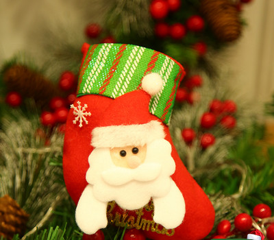 Kis dekoratív karácsonyi zokni különféle 3D dekorációkkal