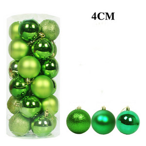 Karácsonyi játékok készlete a karácsonyfához több modellben