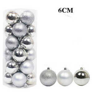 A készlet 24 db játékot tartalmaz két méretben - 4 cm vagy 6 cm