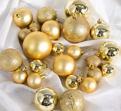 24 db különböző méretű karácsonyfa játék készlet