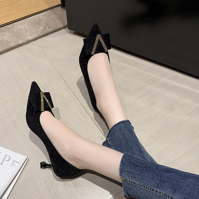 Jelenlegi hegyes női cipő fém díszítéssel, 6 cm-es sarokkal