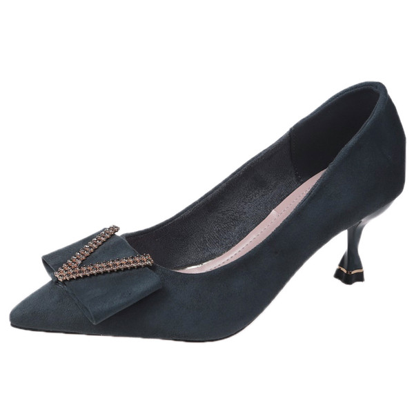 Jelenlegi hegyes női cipő fém díszítéssel, 6 cm-es sarokkal