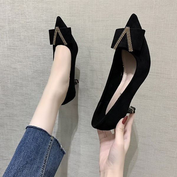 Jelenlegi hegyes női cipő fém díszítéssel, 6 cm-es sarokkal