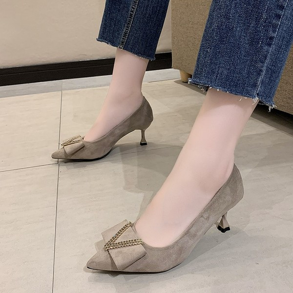 Jelenlegi hegyes női cipő fém díszítéssel, 6 cm-es sarokkal