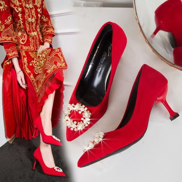 Piros női cipő díszgyöngyökkel és 7 cm-es sarokkal