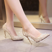 Modern női magassarkú cipő - hegyes modell