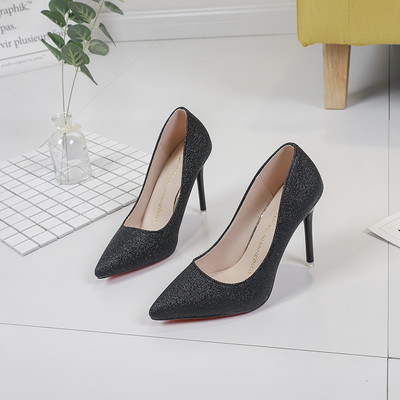 Modern női magassarkú cipő - hegyes modell