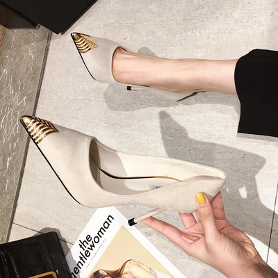 Modern női cipő fém díszítéssel, vékony sarokkal