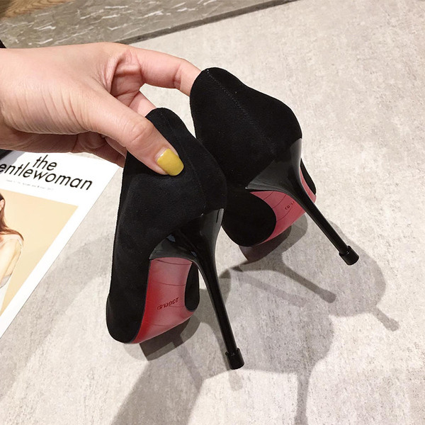 Modern női cipő fém díszítéssel, vékony sarokkal