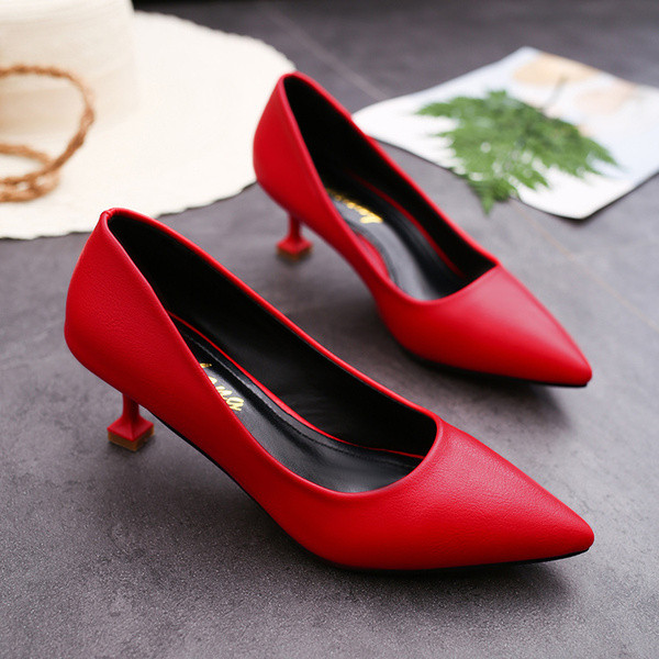 Öko bőrből készült, kihegyezett női cipőmodell, alacsony 6 cm-es sarokkal