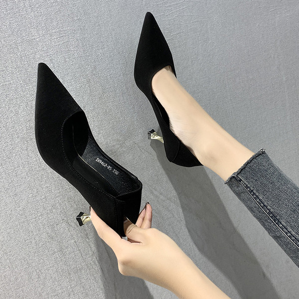 Stílusos női cipő sima modell 7 cm-es sarokkal