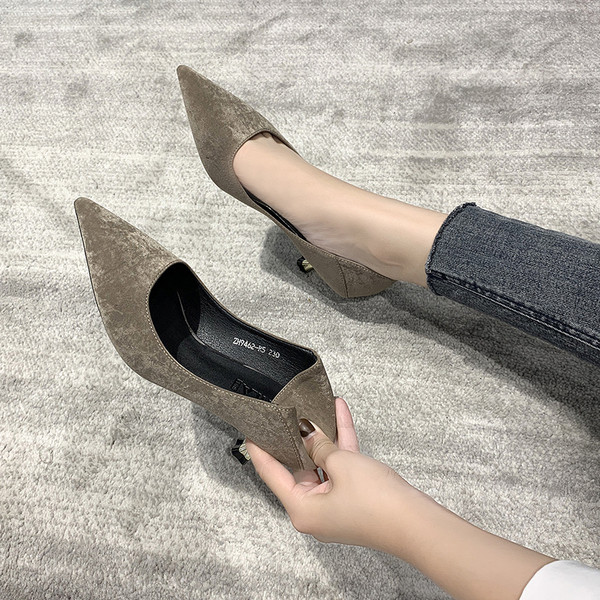Stílusos női cipő sima modell 7 cm-es sarokkal