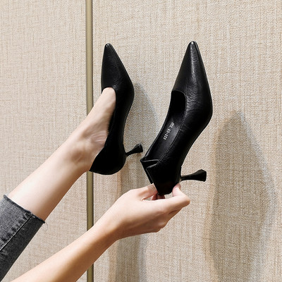 Elegáns, alacsony sarkú női cipő - hegyes modell