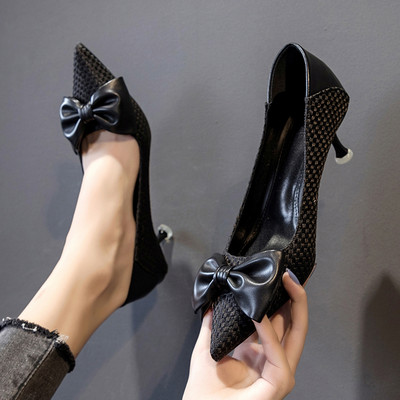 Modern női cipő szalaggal és vékony sarokkal, két modellben