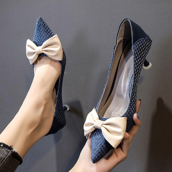 Modern női cipő szalaggal és vékony sarokkal, két modellben