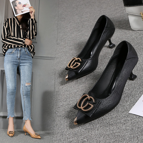 Modern női cipő műbőrből, vékony sarokkal