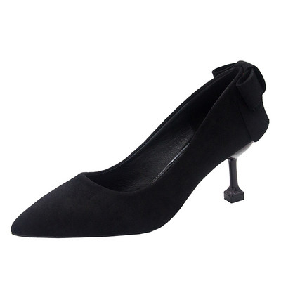 Öko velúrból készült modern női cipő vékony magassarkúval