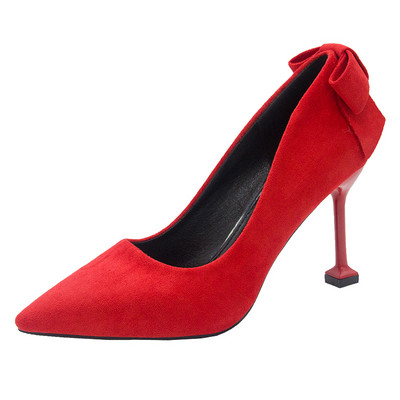 Öko velúrból készült modern női cipő vékony magassarkúval