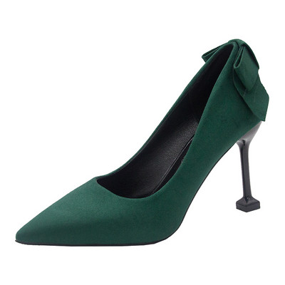 Öko velúrból készült modern női cipő vékony magassarkúval