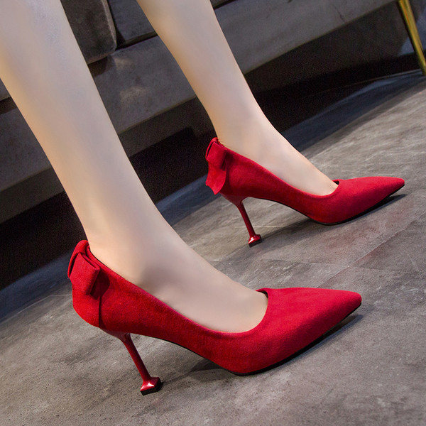 Öko velúrból készült modern női cipő vékony magassarkúval