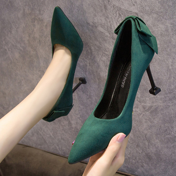 Öko velúrból készült modern női cipő vékony magassarkúval