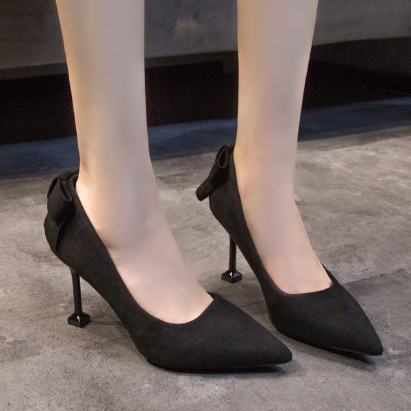 Öko velúrból készült modern női cipő vékony magassarkúval