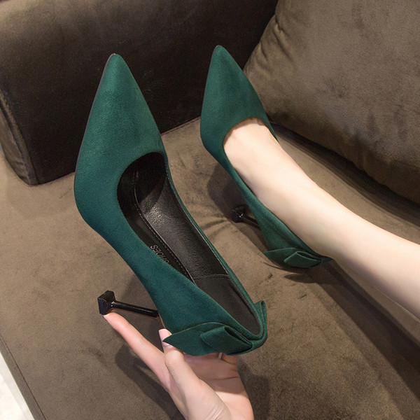 Öko velúrból készült modern női cipő vékony magassarkúval