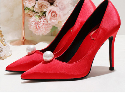 Modern női cipő vékony magassarkúval és gyöngyházzal