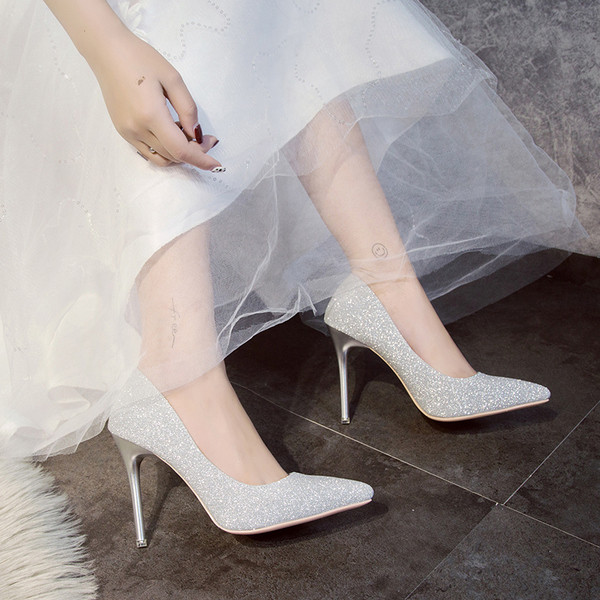 Női cipők magas sarkúval és fényes hatással - több modell