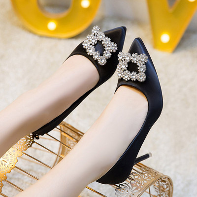 Stílusos női cipő köves csattal és 8 cm-es sarokkal