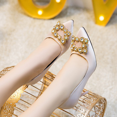 Stílusos női cipő köves csattal és 8 cm-es sarokkal