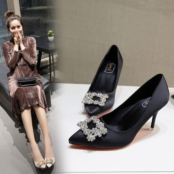 Stílusos női cipő köves csattal és 8 cm-es sarokkal