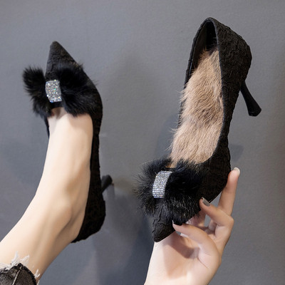 Μοντέρνα γυναικεία παπούτσια με γούνα και λεπτό τακούνι σε δύο μοντέλα