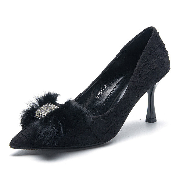 Μοντέρνα γυναικεία παπούτσια με γούνα  και λεπτό τακούνι σε δύο μοντέλα