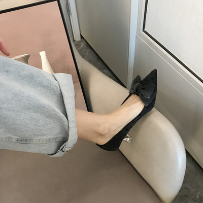 Új női cipőmodell magassarkúval és szalaggal