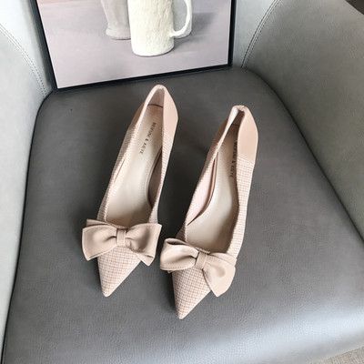 Új női cipőmodell magassarkúval és szalaggal