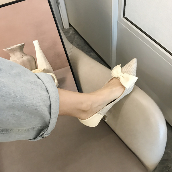 Új női cipőmodell magassarkúval és szalaggal