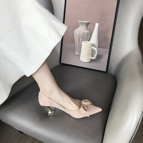 Új női cipőmodell magassarkúval és szalaggal