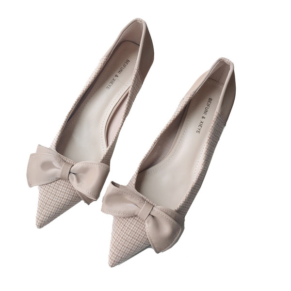 Új női cipőmodell magassarkúval és szalaggal