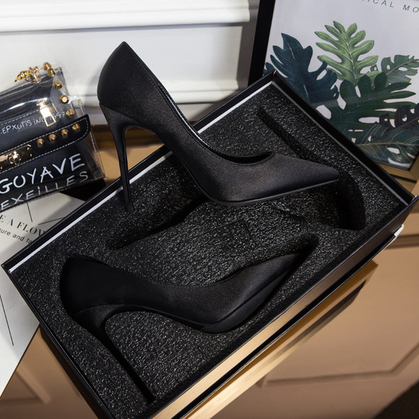 Stílusos női szatén cipő magas sarkú cipővel