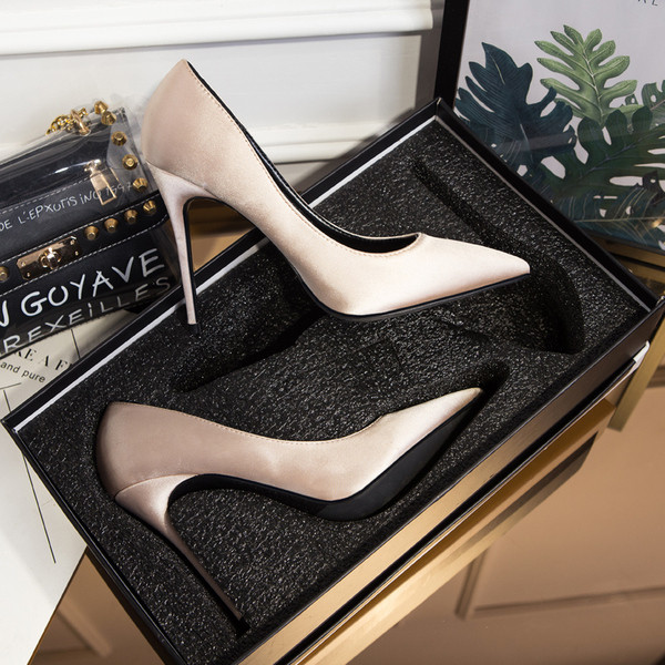 Stílusos női szatén cipő magas sarkú cipővel