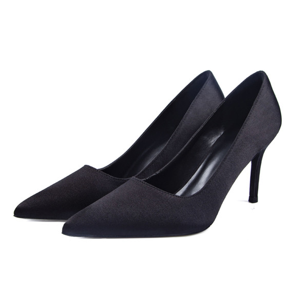 Stílusos női szatén cipő magas sarkú cipővel