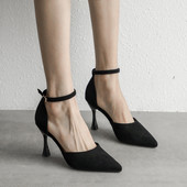 Női hegyes cipő csattal és sarokkal - 7,5 cm