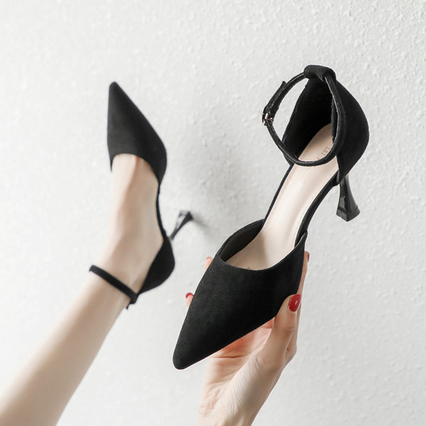 Női hegyes cipő csattal és sarokkal - 7,5 cm